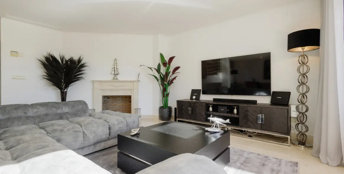 Long-term rent of penthouse in Nueva Andalucía 15