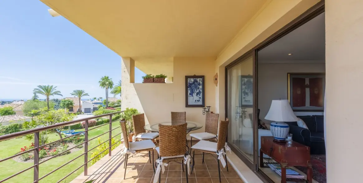 Short-term rent of middle floor apartment in Benahavís 2