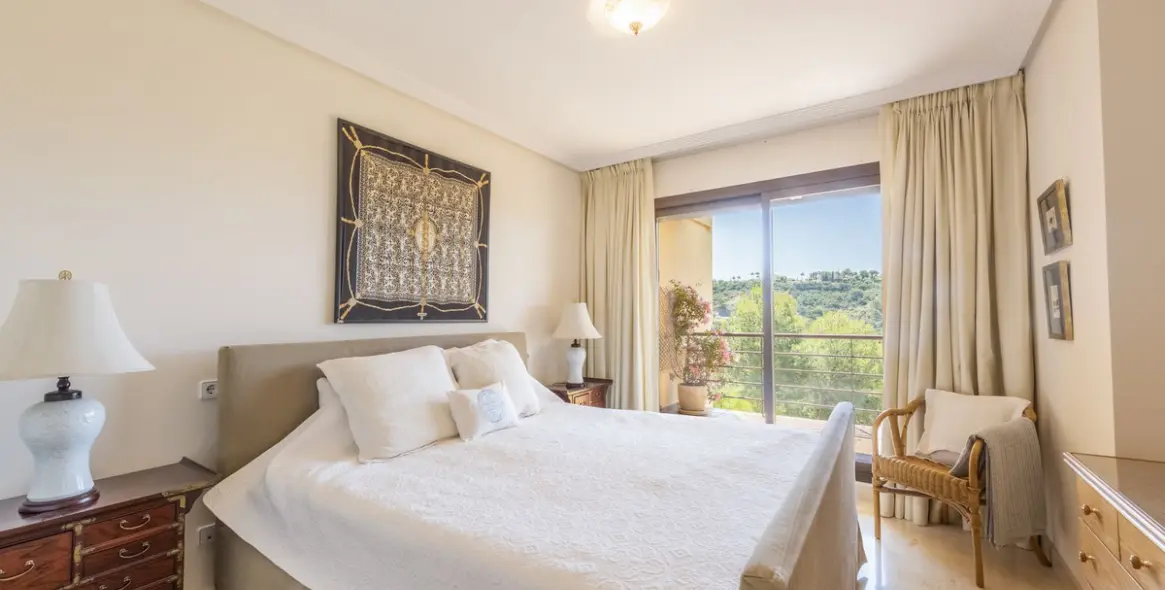 Short-term rent of middle floor apartment in Benahavís 3