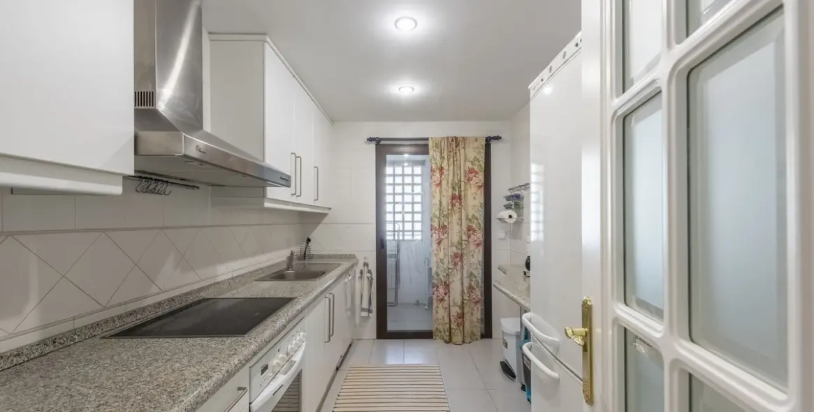 Short-term rent of middle floor apartment in Benahavís 4