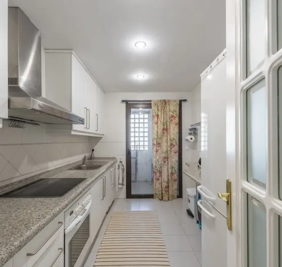 Short-term rent of middle floor apartment in Benahavís