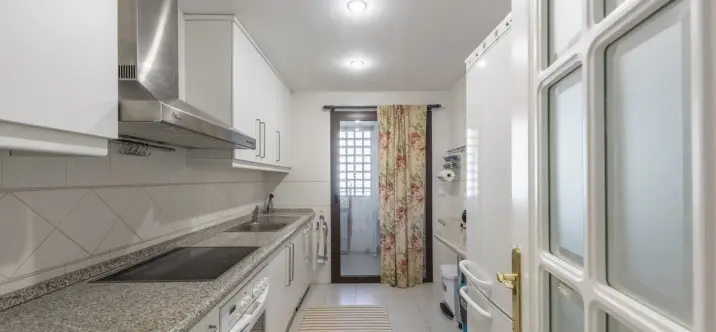 Short-term rent of middle floor apartment in Benahavís 3