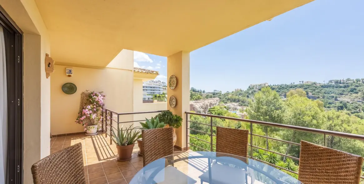 Short-term rent of middle floor apartment in Benahavís 10