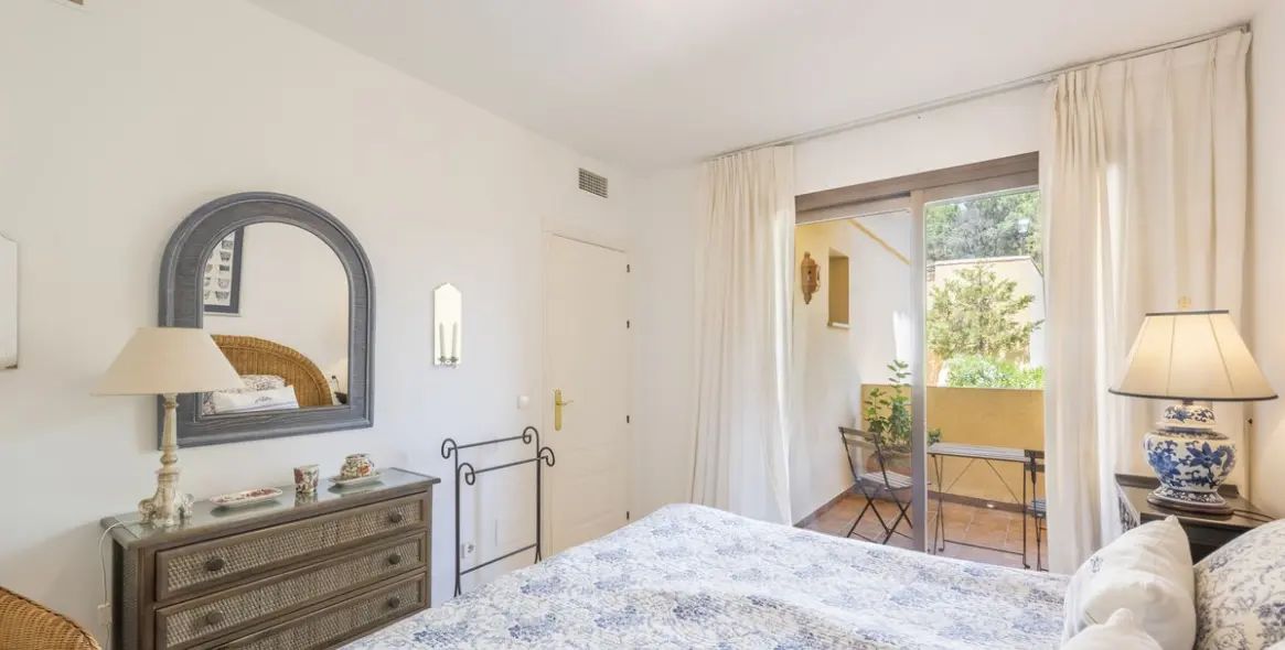 Short-term rent of middle floor apartment in Benahavís 12