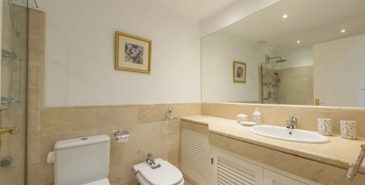 Short-term rent of middle floor apartment in Benahavís 13