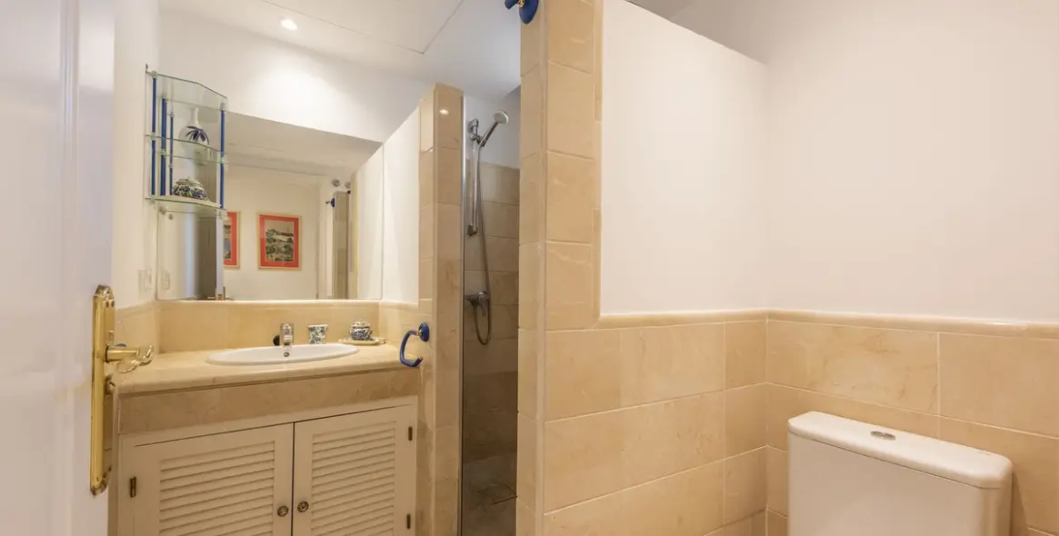 Short-term rent of middle floor apartment in Benahavís 14