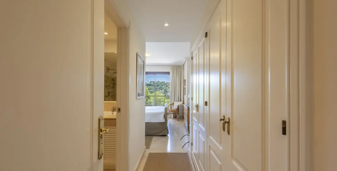 Short-term rent of middle floor apartment in Benahavís 16