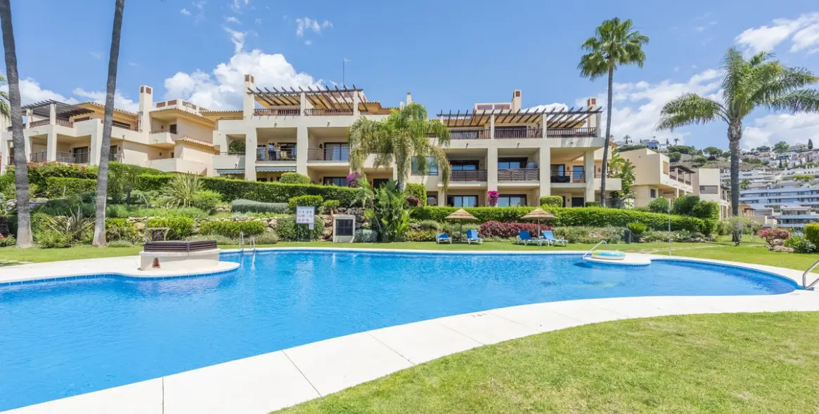 Short-term rent of middle floor apartment in Benahavís 19