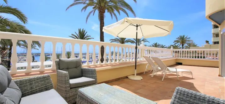 Alquiler a corto plazo de apartamento en planta baja en Estepona 0