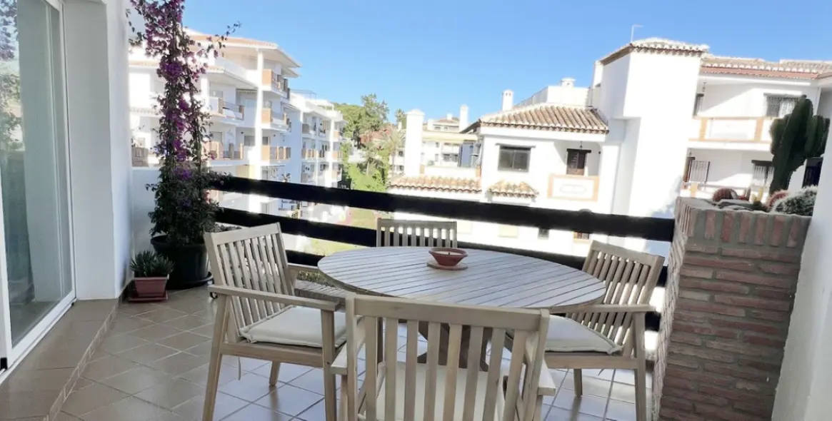 Краткосрочная аренда апартаментов на среднем этаже в Calahonda 1