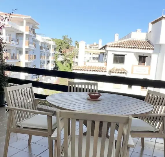 Краткосрочная аренда апартаментов на среднем этаже в Calahonda