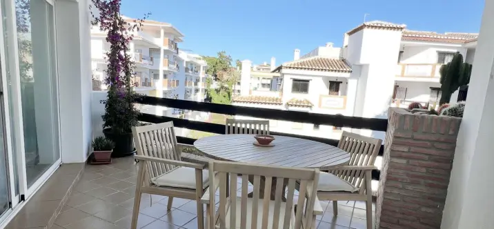 Краткосрочная аренда апартаментов на среднем этаже в Calahonda 0