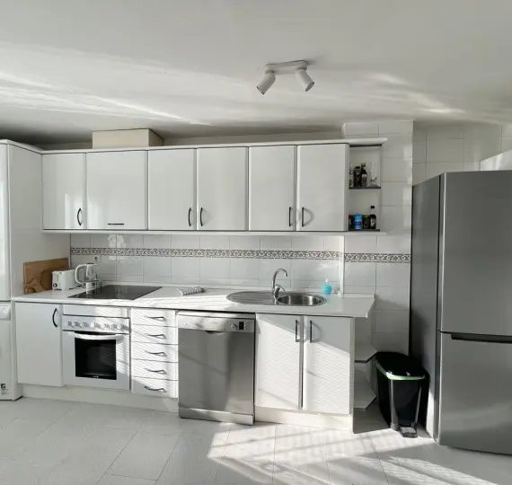 Краткосрочная аренда апартаментов на среднем этаже в Calahonda