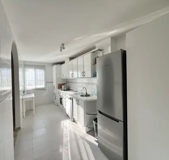 Краткосрочная аренда апартаментов на среднем этаже в Calahonda