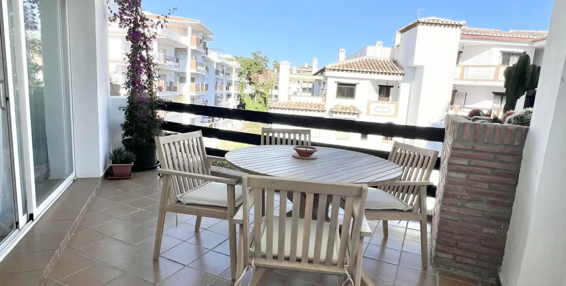 Краткосрочная аренда апартаментов на среднем этаже в Calahonda 18