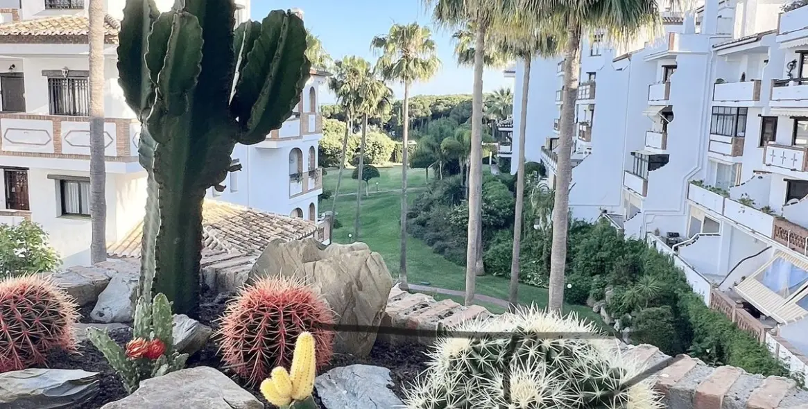 Краткосрочная аренда апартаментов на среднем этаже в Calahonda 21