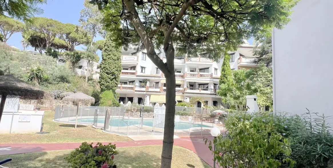 Краткосрочная аренда апартаментов на среднем этаже в Calahonda 23