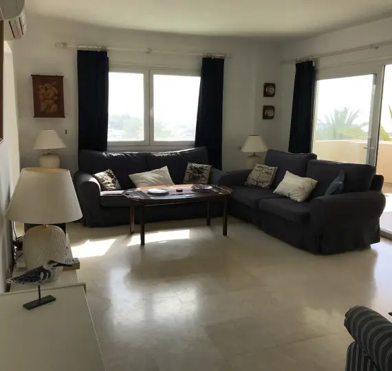 Short-term rent of middle floor apartment in Estepona