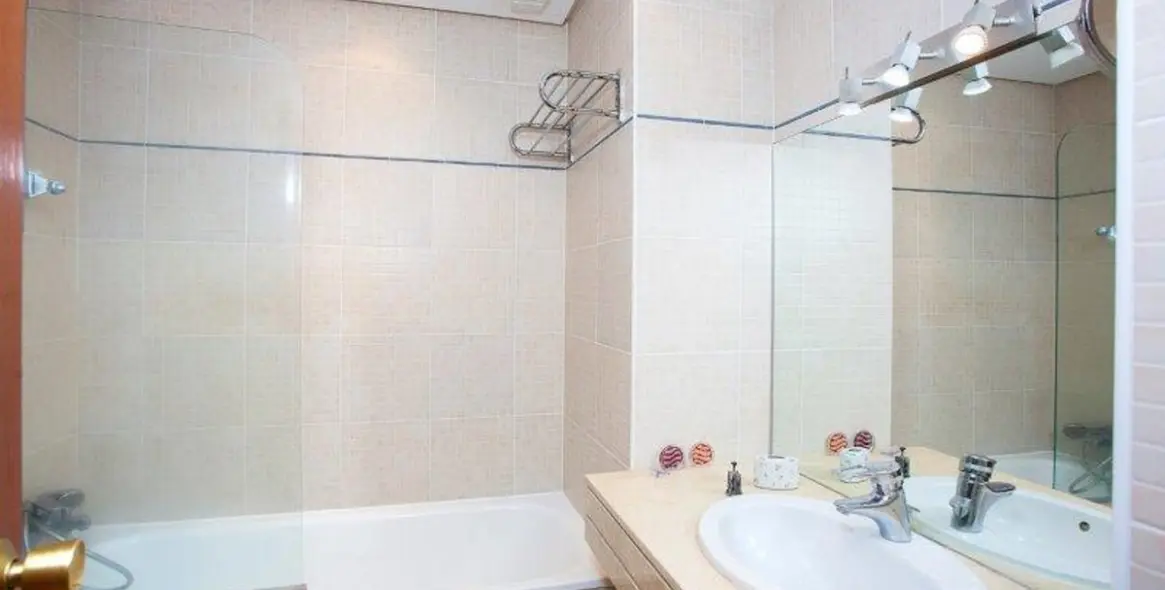 Short-term rent of middle floor apartment in Estepona 11