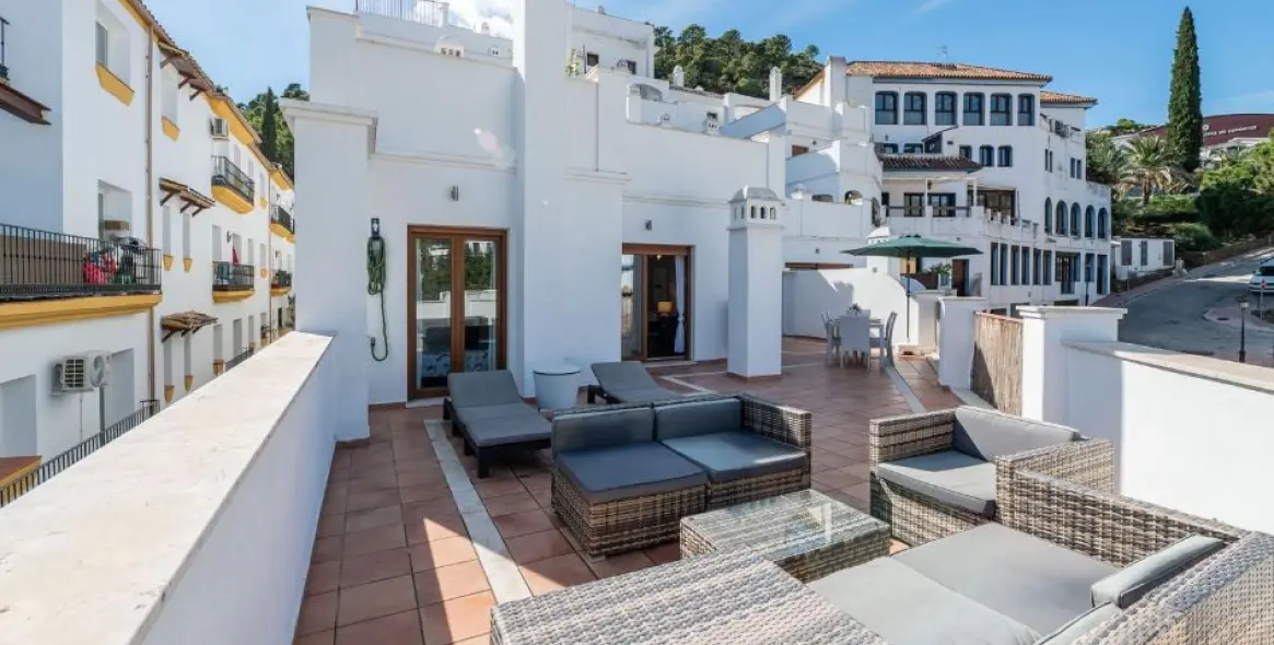 Short-term rent of middle floor apartment in Benahavís 1