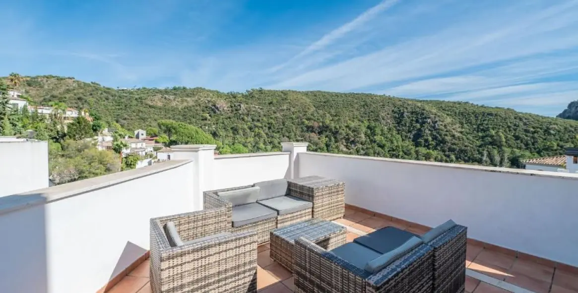 Short-term rent of middle floor apartment in Benahavís 2