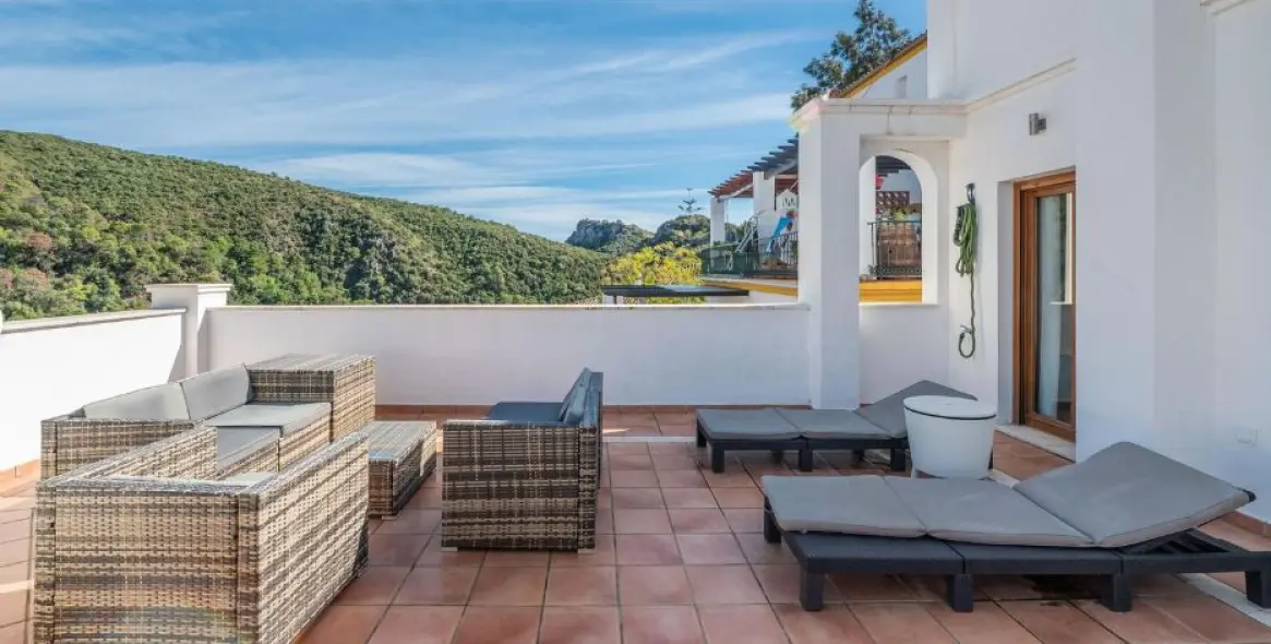 Short-term rent of middle floor apartment in Benahavís 3