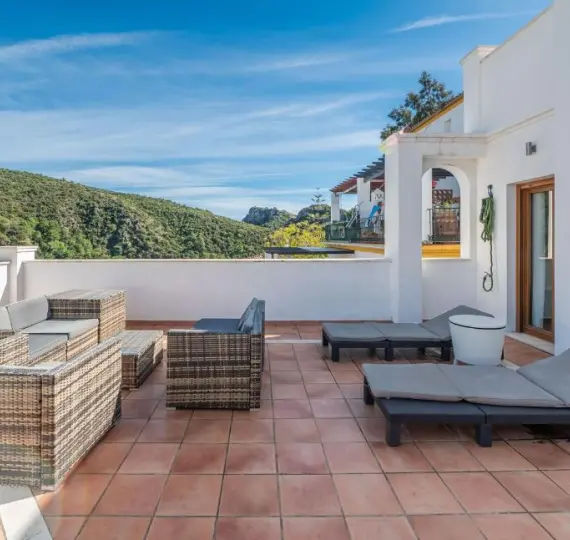 Short-term rent of middle floor apartment in Benahavís