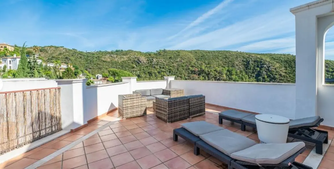 Short-term rent of middle floor apartment in Benahavís 4