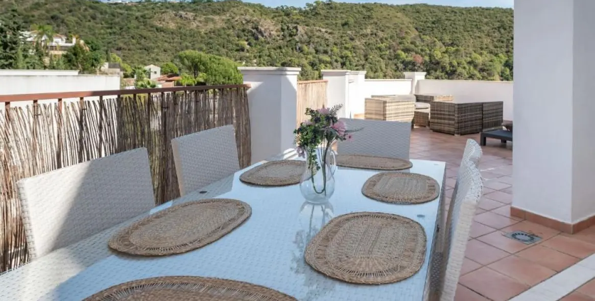 Short-term rent of middle floor apartment in Benahavís 5