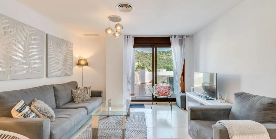 Short-term rent of middle floor apartment in Benahavís 11