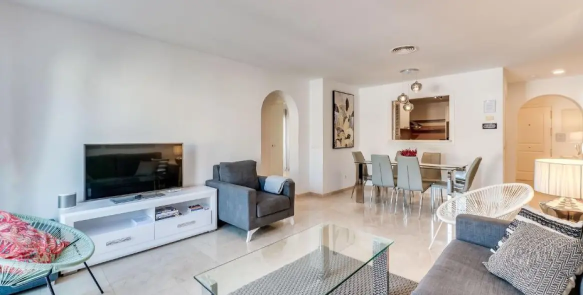 Short-term rent of middle floor apartment in Benahavís 16