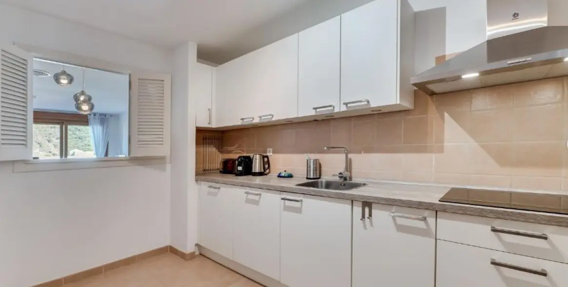 Short-term rent of middle floor apartment in Benahavís 20