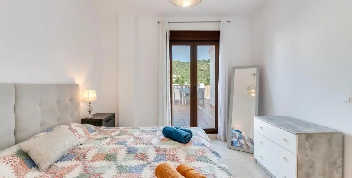 Short-term rent of middle floor apartment in Benahavís 31