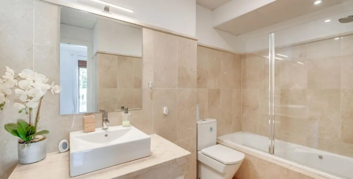 Short-term rent of middle floor apartment in Benahavís 32