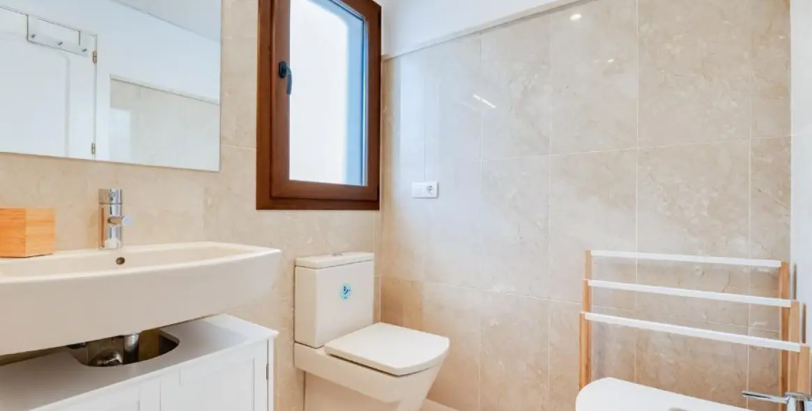 Short-term rent of middle floor apartment in Benahavís 35