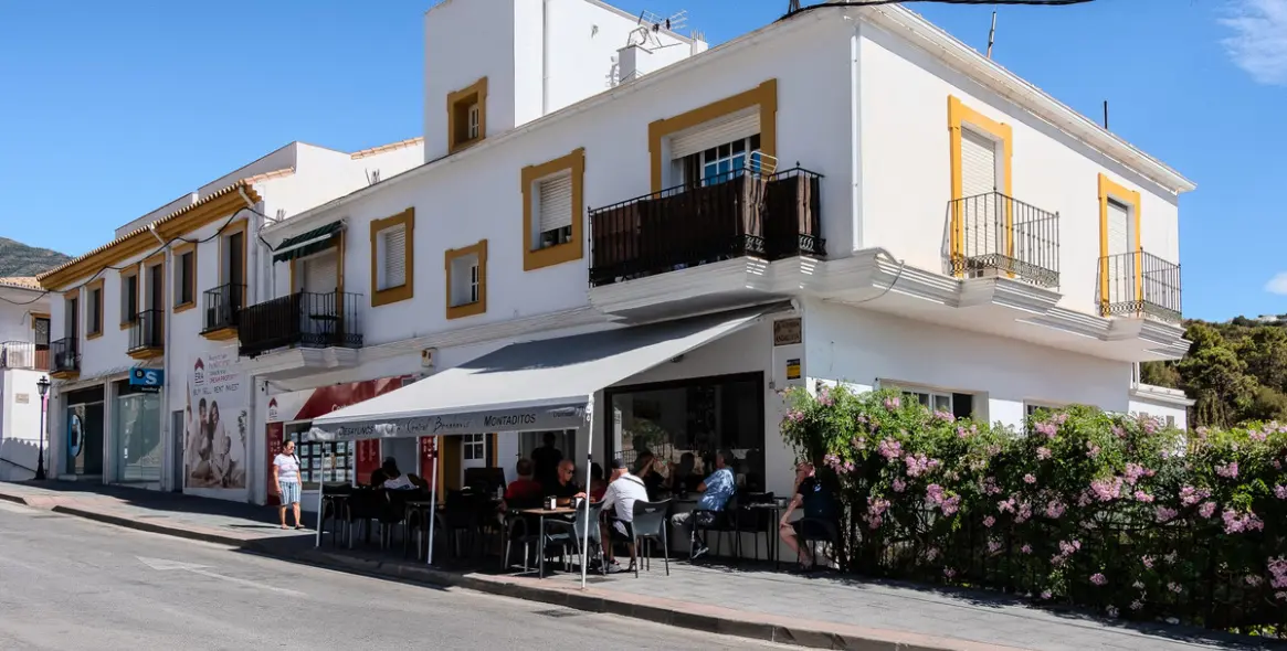 Short-term rent of middle floor apartment in Benahavís 43