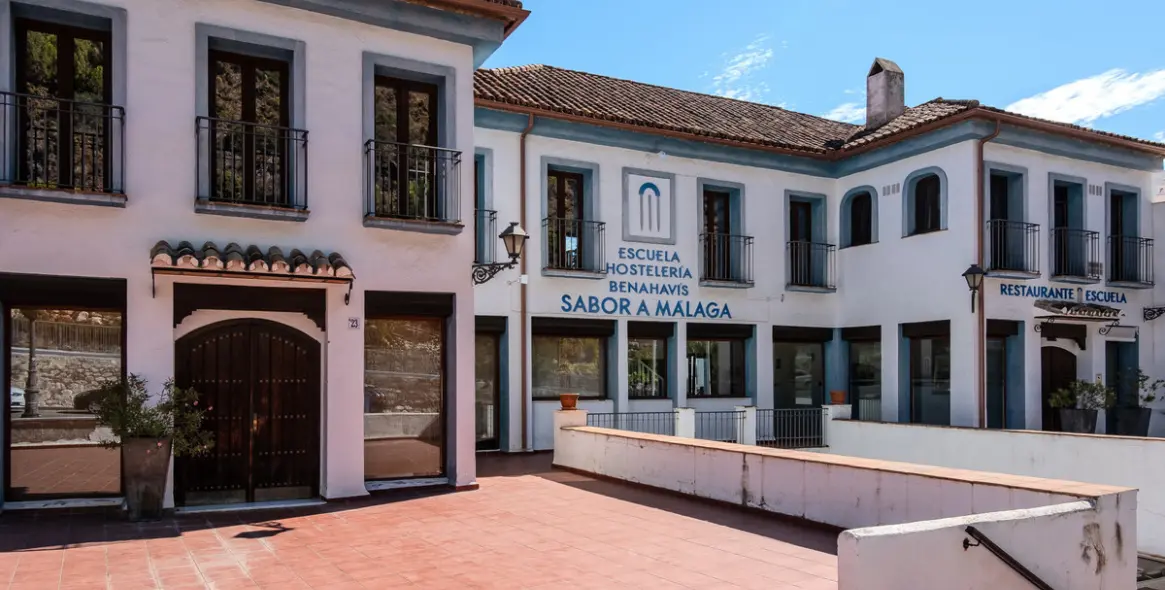 Short-term rent of middle floor apartment in Benahavís 44