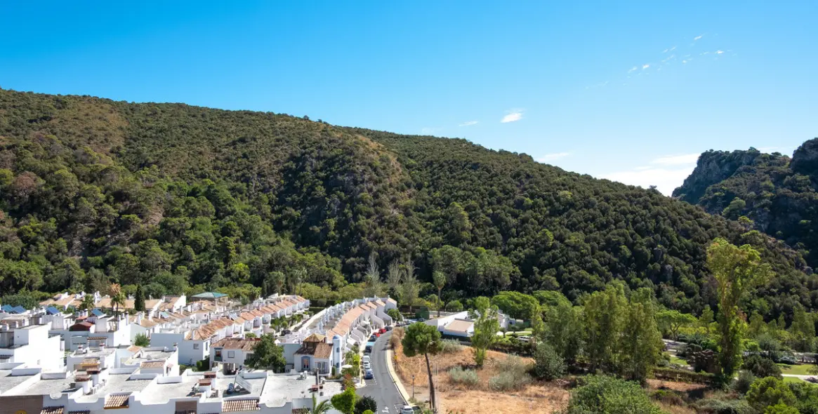 Short-term rent of middle floor apartment in Benahavís 47