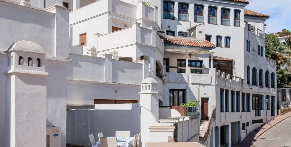 Short-term rent of middle floor apartment in Benahavís 48