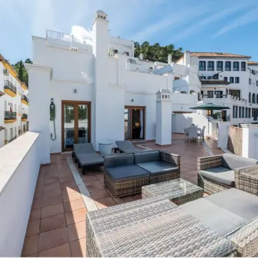 Alquiler a corto plazo de apartamento en planta media en Benahavís