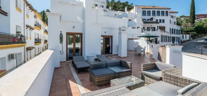Alquiler a corto plazo de apartamento en planta media en Benahavís 0