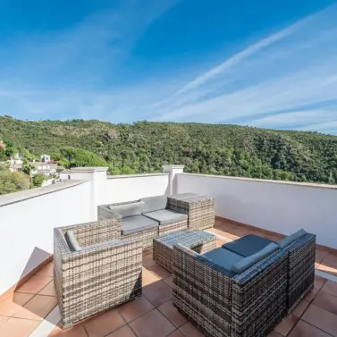 Alquiler a corto plazo de apartamento en planta media en Benahavís