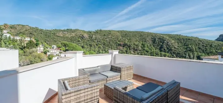 Alquiler a corto plazo de apartamento en planta media en Benahavís 1