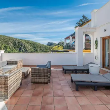 Alquiler a corto plazo de apartamento en planta media en Benahavís