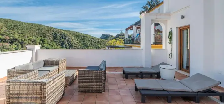 Alquiler a corto plazo de apartamento en planta media en Benahavís 2