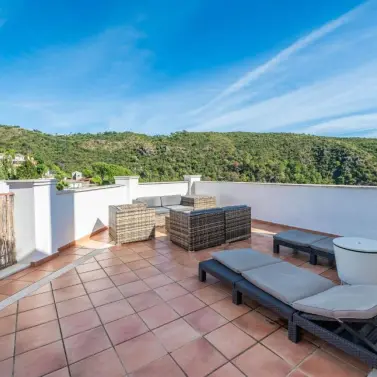 Alquiler a corto plazo de apartamento en planta media en Benahavís