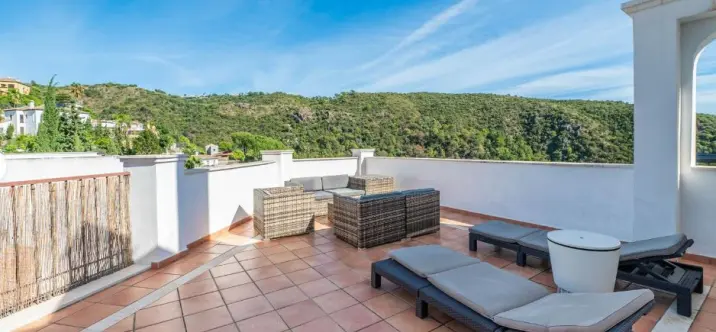 Alquiler a corto plazo de apartamento en planta media en Benahavís 3