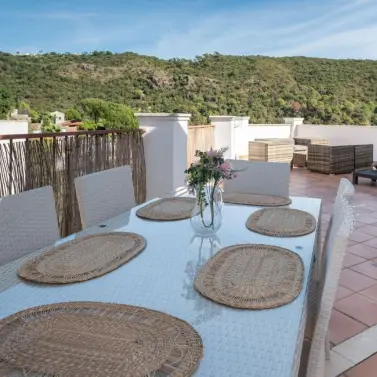 Alquiler a corto plazo de apartamento en planta media en Benahavís