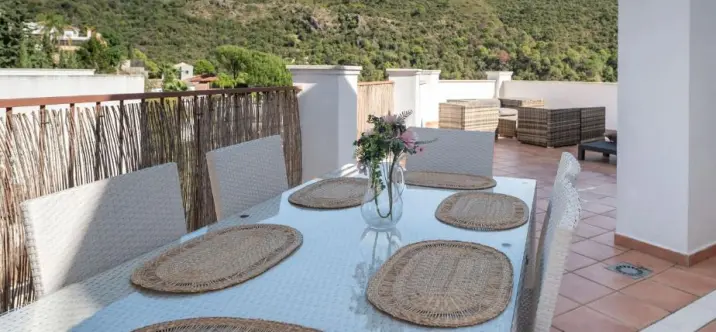 Alquiler a corto plazo de apartamento en planta media en Benahavís 4