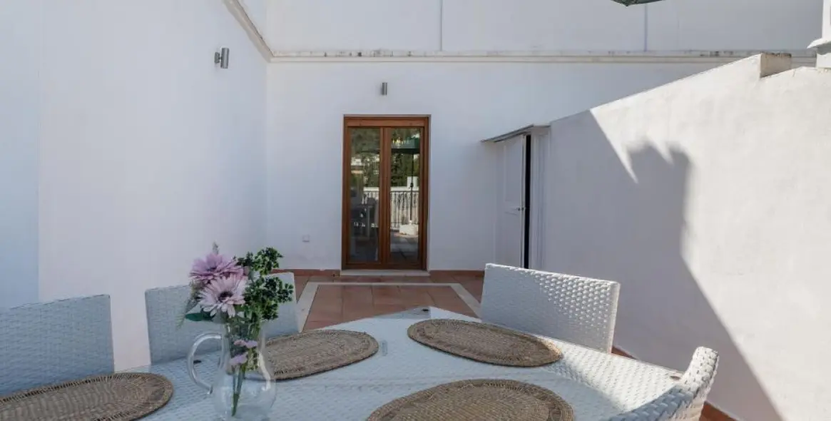 Short-term rent of middle floor apartment in Benahavís 6